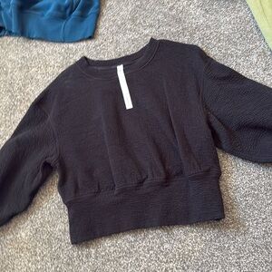 Lululemon crew neck ,size 4 ,black with texture on it (cropped)